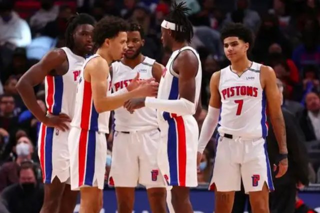 国乒输单打！王皓盯着王楚钦心事重重，梁靖崑技不如人：没好办法（国乒单打失利！王皓望向王楚钦愁绪难掩，梁靖崑技逊一筹：无计可施）