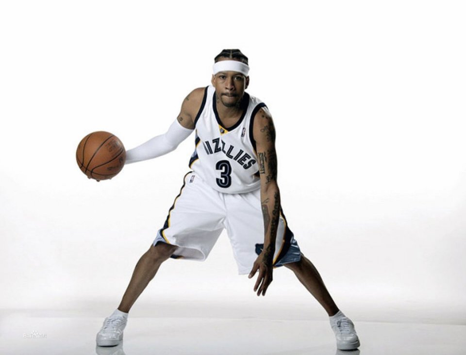 战皇马赛前阿诺德壁画被破坏，旁边写着“叛徒”和“再见”（战皇马前，阿诺德壁画被毁，旁留“叛徒”“再见”字样）