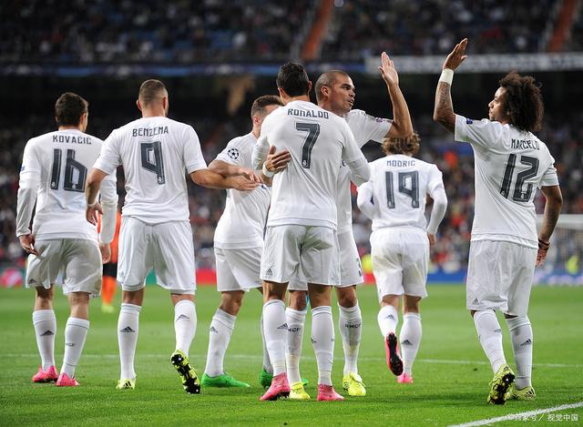 战巴萨贡献2球1助，布鲁日前锋福布斯当选欧冠全场最佳球员（欧冠战巴萨梅开二度并送助攻，布鲁日前锋福布斯荣膺全场最佳）